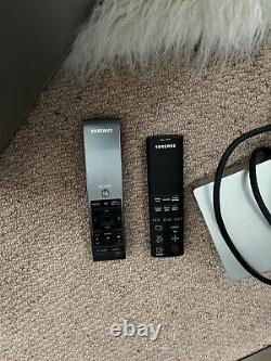 Samsung UE48JS9000 48 pouces smart TV incurvée 4K Ultra HD LED et barre de son.